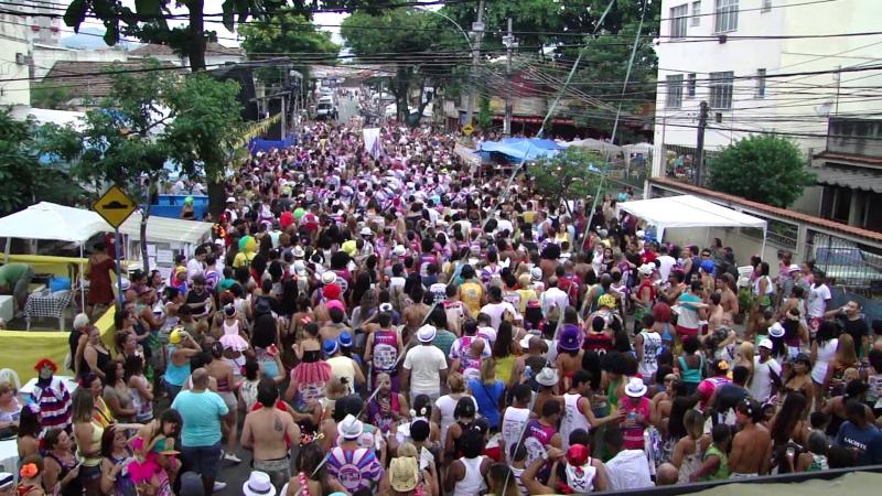 Diário de Santa Bárbara - Decoração para o carnaval colore as ruas do  Centro A decoração para o carnaval na rua João Mota, no Centro, está  recebendo os últimos retoques na manhã