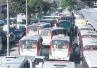 Prefeitura não para ônibus e chama velhinhos das comunidades para hotéis