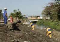 Rio- Águas trabalha na limpeza do Rio Cação Vermelho em Santa Cruz