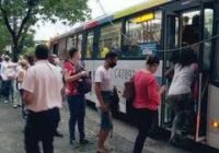 Passageiros agonizam esperando por ônibus na Zona Oeste