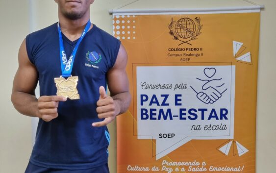 atleta mostra medalha de ouro