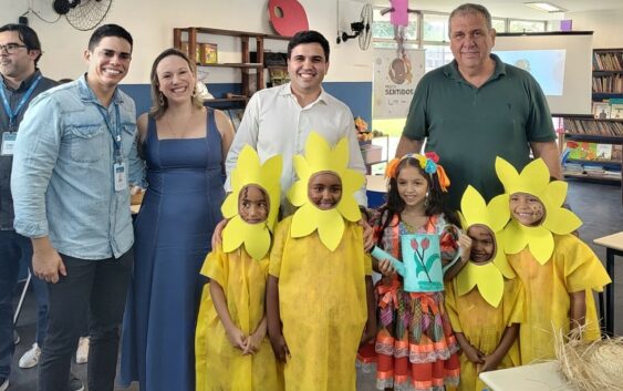 Zico com Ferreirinha e alunos especiais